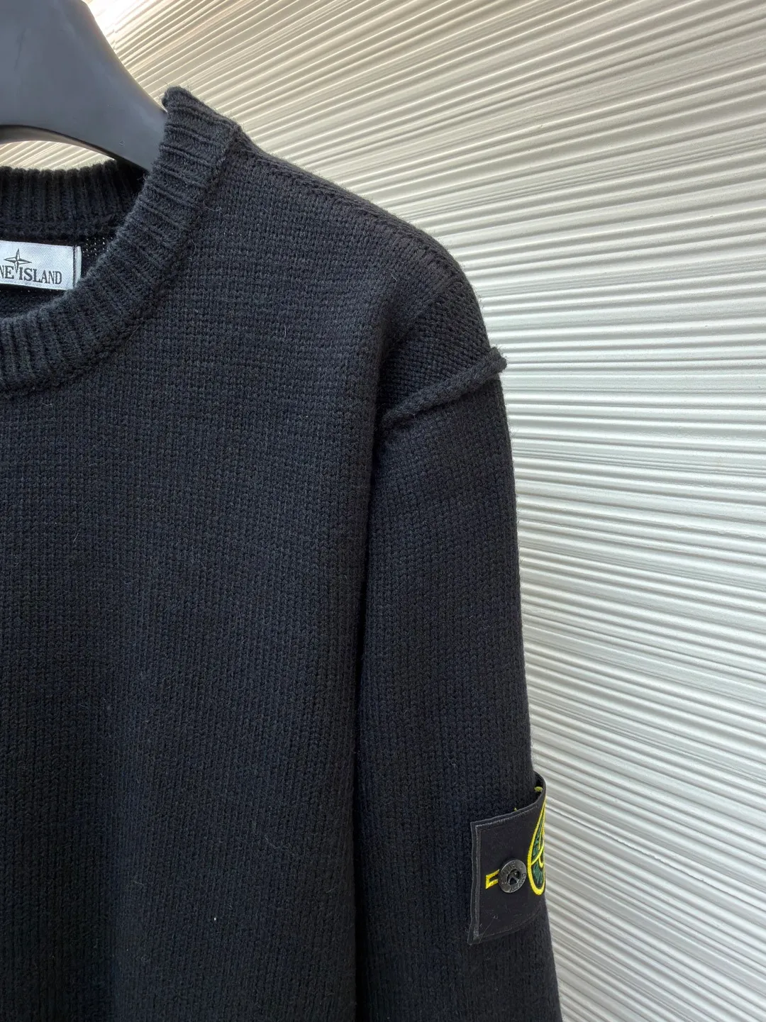 P420 Stonelsland Stone Island arm embroidered logo sweater ●Original version: 3690 purchase and development ●Item number: 1681950-A75 ●Fabric: wool blended fabric ●Technology: knitted ●Color: black ●Version: fitted version ●Weight: about 550 grams ●Size: S-M-L-XL ●Description: Made of 30% wool, 50% cotton, 20% spandex. The arm embroidery logo is made of double-layer soft leather, with embroidery logo technology on the surface and embellishment with the brand logo. Comes with laser engraved metal buttons. Garment washing-fixing color-fixing pattern-removing wool impurities. This style is woven with a 7-needle imported machine, with knitted threads on the neck and hem, and embroidered logos on the arms to present the brand vision. The overall wiring is straight and delicate, the fabric is comfortable and soft, and the color is consistent without color difference. It can be matched with the same style to create a fashionable look and control various occasions. Customized accessories, complete with three standards, same style for men and women!